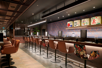 Scenic Eclipse II: Elegante Bar mit floralen Barhockern