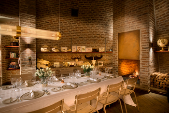 Angama Mara: Essbereich mit Kamin