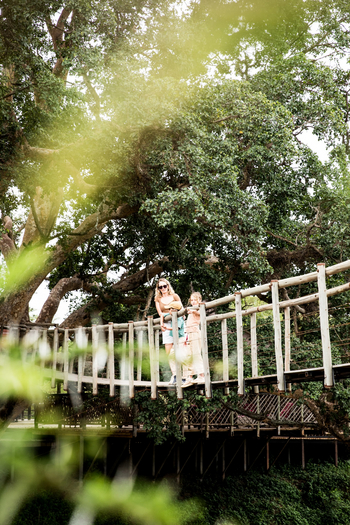 Basecamp Masai Mara: Mutter und Tochter auf Hängebrücke