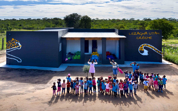 Cheetah Plains: Lachende Schulkinder vor bemalter Buschschule