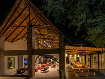 Chobe River Lodge: Lounge und Speisesaal