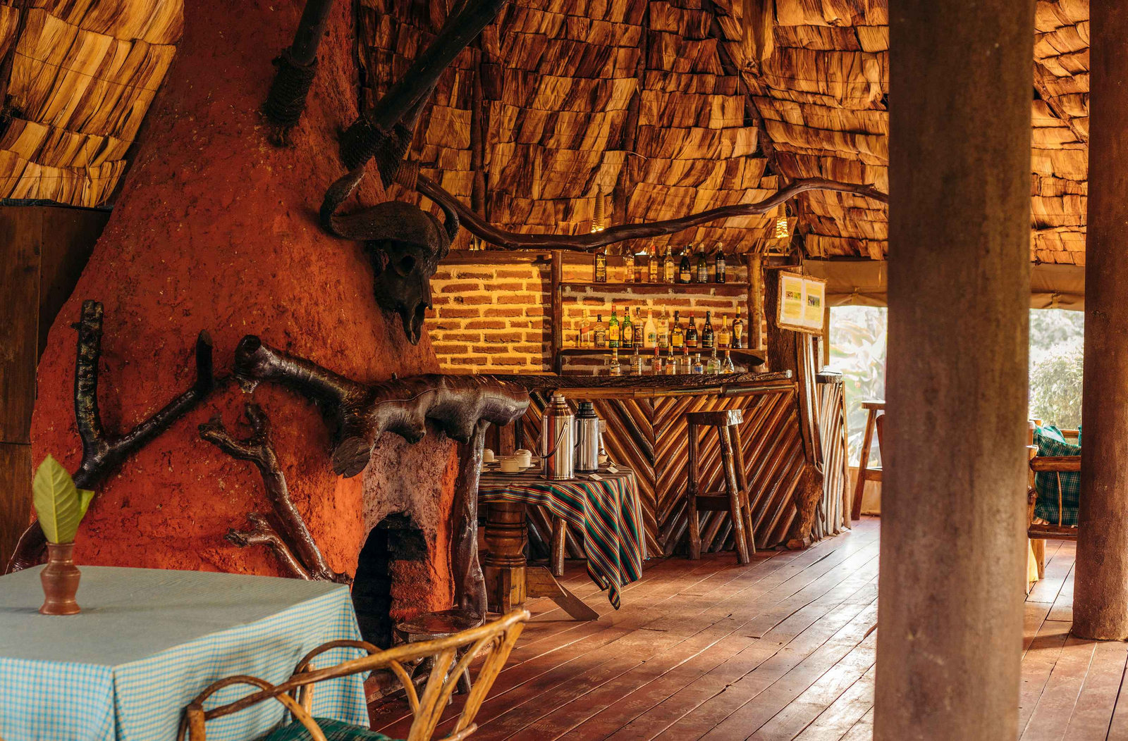 Crater Forest Tented Camp Crater Forest Tented Camp: Rustikale Bar mit Chevron-Holzfront und Flaschenregal
