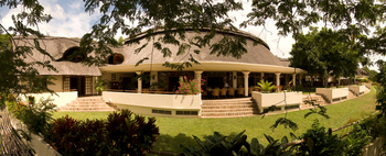 Ilala Lodge: Rundes Reetdach