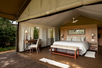 Ingwe Pan Camp: Doppelbett und Schreibtisch