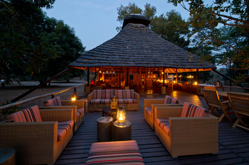 Kapamba Bushcamp: Deck mit Sitzgruppe