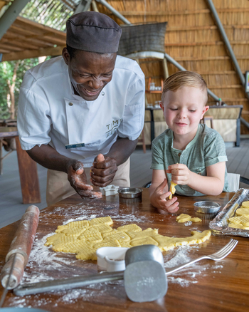 King Lewanika Lodge: Kind hilft in der Küche