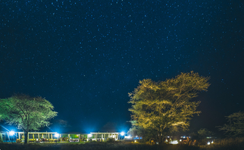 Lemala Ewanjan Tented Camp: Zentralbereich bei Nacht
