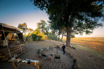 Linyanti Expeditions: Feuerplatz vor dem Cam,p