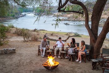 Mkulumadzi Lodge: Gäste am Lagerfeuer