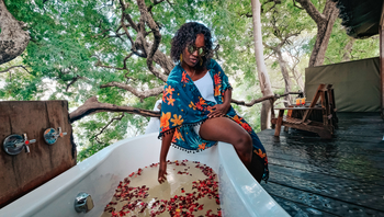 Mukambi Safari Lodge: Terrasse mit Badewanne