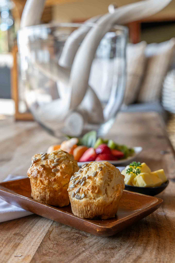 Notten's Bush Camp: Buschfrühstück mit Körnermuffins auf Holzbrett