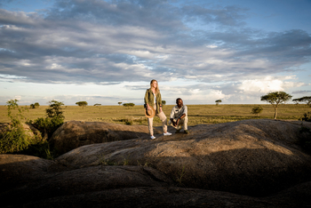 Sanctuary Kichakani Serengeti Camp Sanctuary Kichakani Serengeti Camp: Guide und Gast auf einem Felsen
