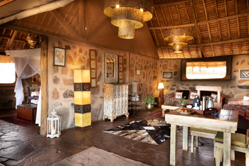 Saruni Rhino Camp: Lounge und Essbereich Banda 3