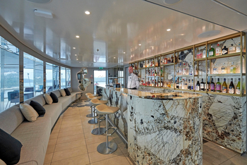 Scenic Eclipse II: Naturstein Bar mit Barkeeper