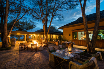 Singita Sasakwa Lodge: Dinner im Innenhof