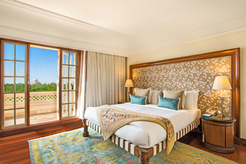 The Oberoi Amarvilas: Deluxe Suite Doppelbett und Balkon
