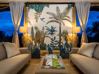 The River Camp: Lounge mit botanischem Wandgemälde und Brettspiel