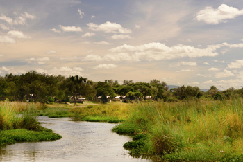 Anabezi Luxury Tented Camp: Kanal vor dem Camp