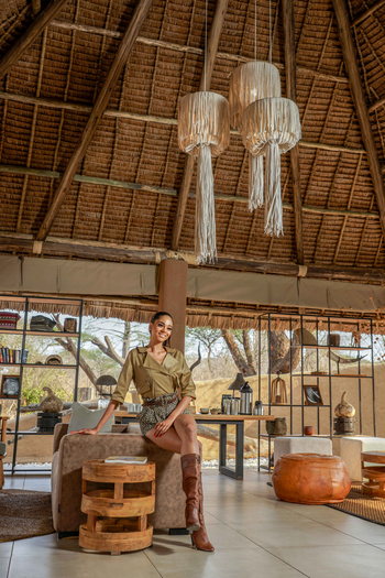 Asanja Ndembo: Model in der Lounge