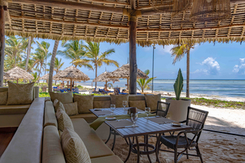 Breezes Beach Club: Essbereich am Strand