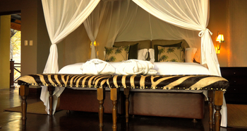 Epacha Game Lodge: Ablage vor dem Bett