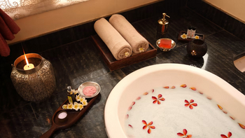 Evolve Kamalapura Palace: Blütenbad