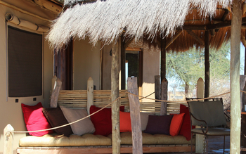 Kalahari Red Dunes Lodge: Sofa unter Strohdach
