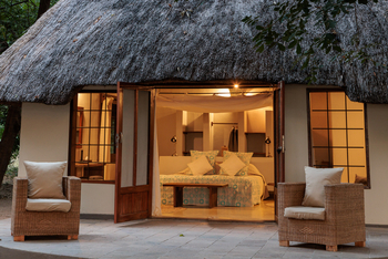 Luangwa River Camp: Gästechalet Außenansicht