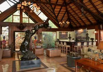 Mateya Safari Lodge: Bronze Raubtier-Skulptur im eleganten Lounge-Bereich