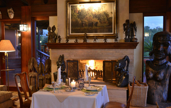 Mateya Safari Lodge: Elegantes Abendessen am Kamin mit Skulpturen