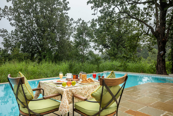 Pench Tree Lodge Pench Tree Lodge: Terrasse am Pool