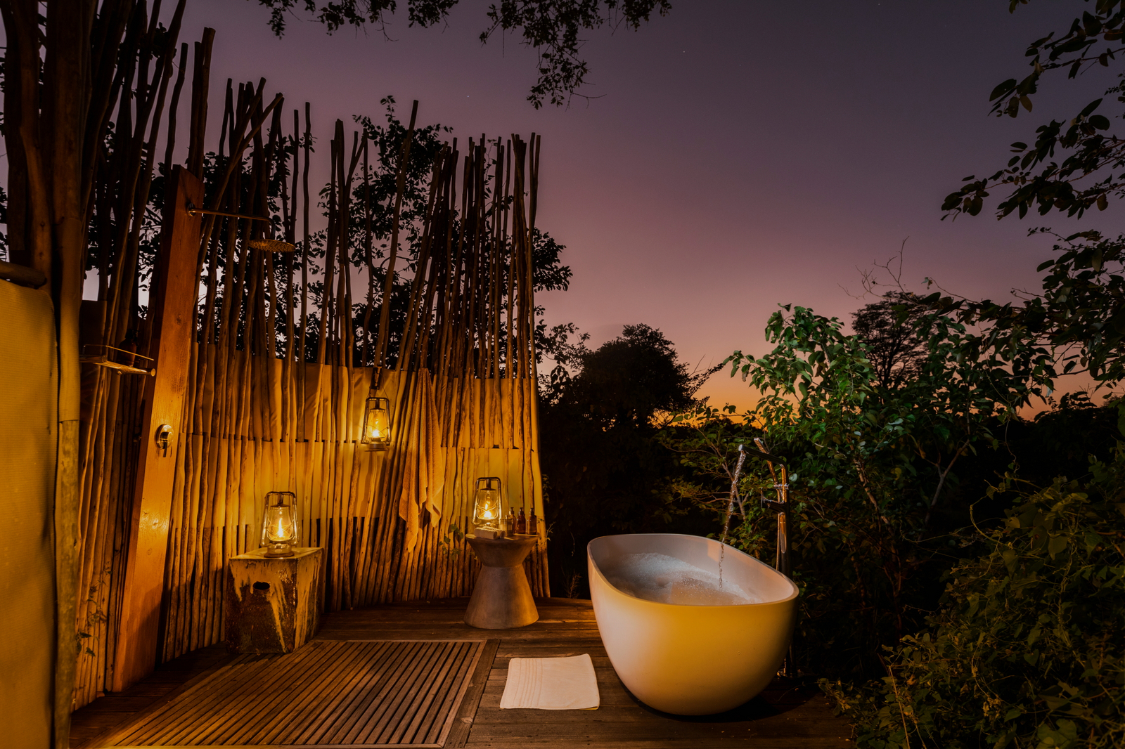 Sable Alley Camp Sable Alley Camp: Laternen im Outdoor-Bad