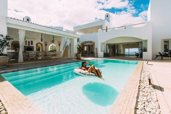 Santorini Mozambique: Pool im Courtyard der Hauptvilla