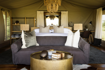 Siringit Serengeti Camp: Doppelbett und Sofa