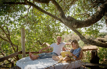 The Nest Treehouse: Veranda mit Daybed