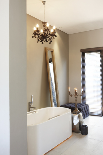 The Olive Exclusive: Badewanne und Spiegel im Badezimmer