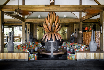 Xigera Safari Lodge Xigera Safari Lodge: Feuerstelle mit Sofas