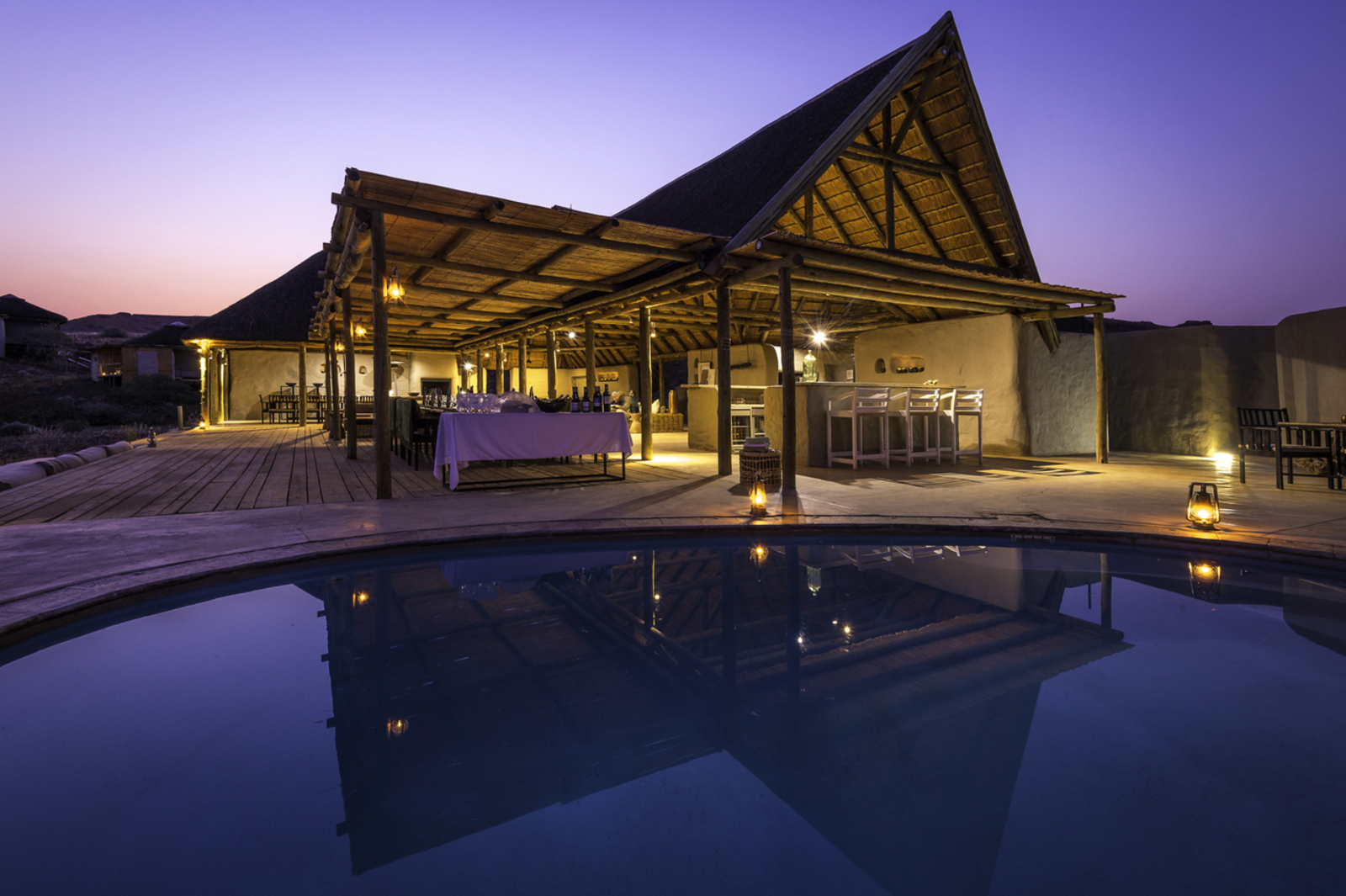 Damaraland Camp Damaraland Camp: Pool und Speisesaal