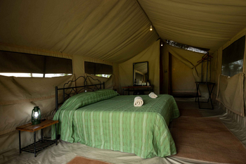 Mara Kati Kati Tented Camp: Safari-Schlafzimmer mit Eisenbett und Laterne
