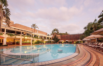 Nairobi Serena Hotel: Liegestühle am Pool