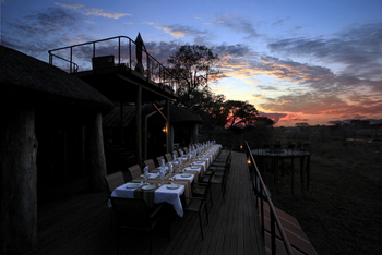 Nkasa Lupala Tented Lodge: Restaurantterrasse unterhalb der Aussichtsplattform
