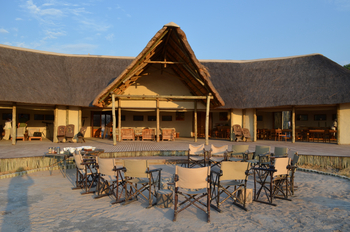 Nxai Pan Camp: Regiesessel an der Boma