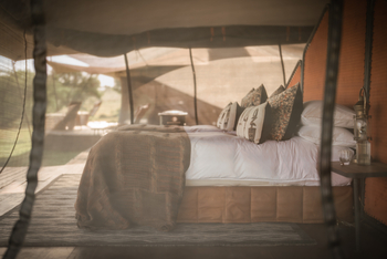 Siringit Migration Camp: Kissen auf einem Bett