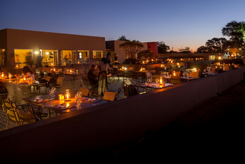 Sossusvlei Lodge: Dinner in der Dämmerung