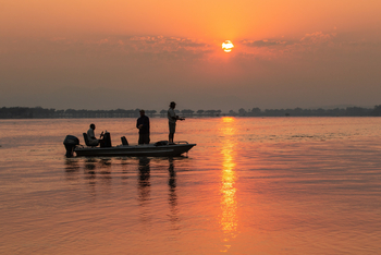 Tembo Plains Camp: Angeln bei Sonnenuntergang