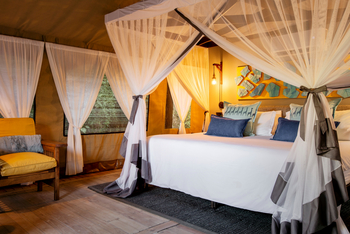 Thamo Telele: Doppelbett unter Moskitonetz