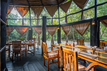 Treehouse Hideaway: Restaurant mit Vorhängen