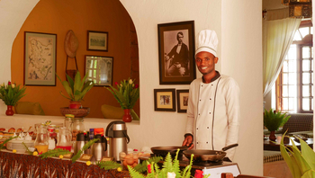 Arusha Safari Lodge: Chef präsentiert Delikatessen am Holztresen