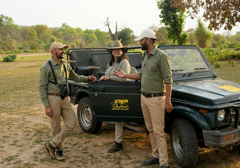 Bandhavgarh Jungle Lodge: Guide mit Gästen