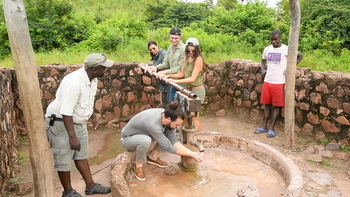 Bumi Hills Safari Lodge: Brunnen